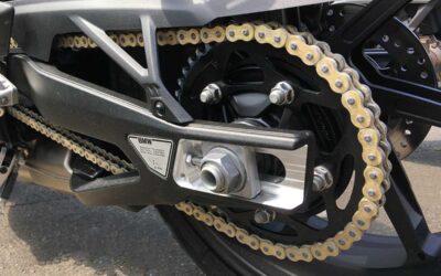 Un nene de 2 años perdió dos dedos tras meter la mano en la cadena de una moto