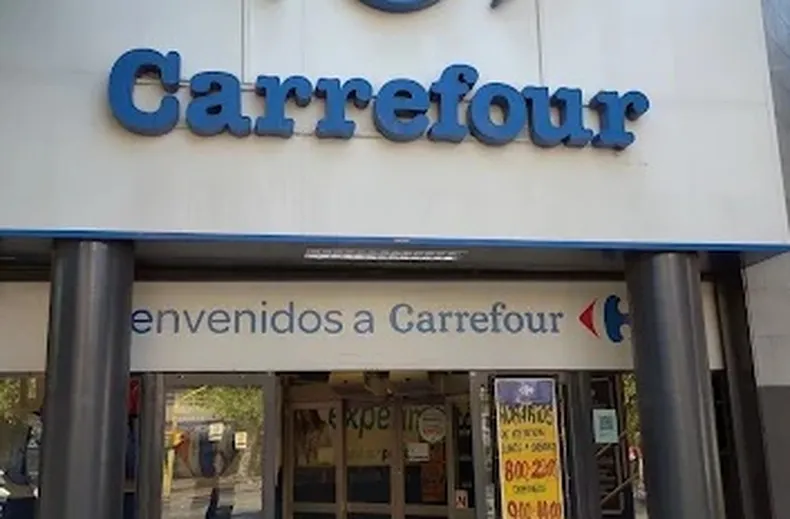 Cencosud se retira de la puja por Carrefour: cuáles son los tres candidatos a adueñarse de la cadena