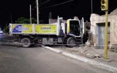 Un camión de recolección de basura perdió el control y se estrelló contra una pared