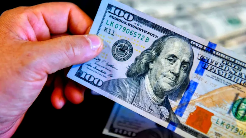 El dólar oficial cerró cerca del techo de la banda y el Banco Central volvió a intervenir tras 21 jornadas