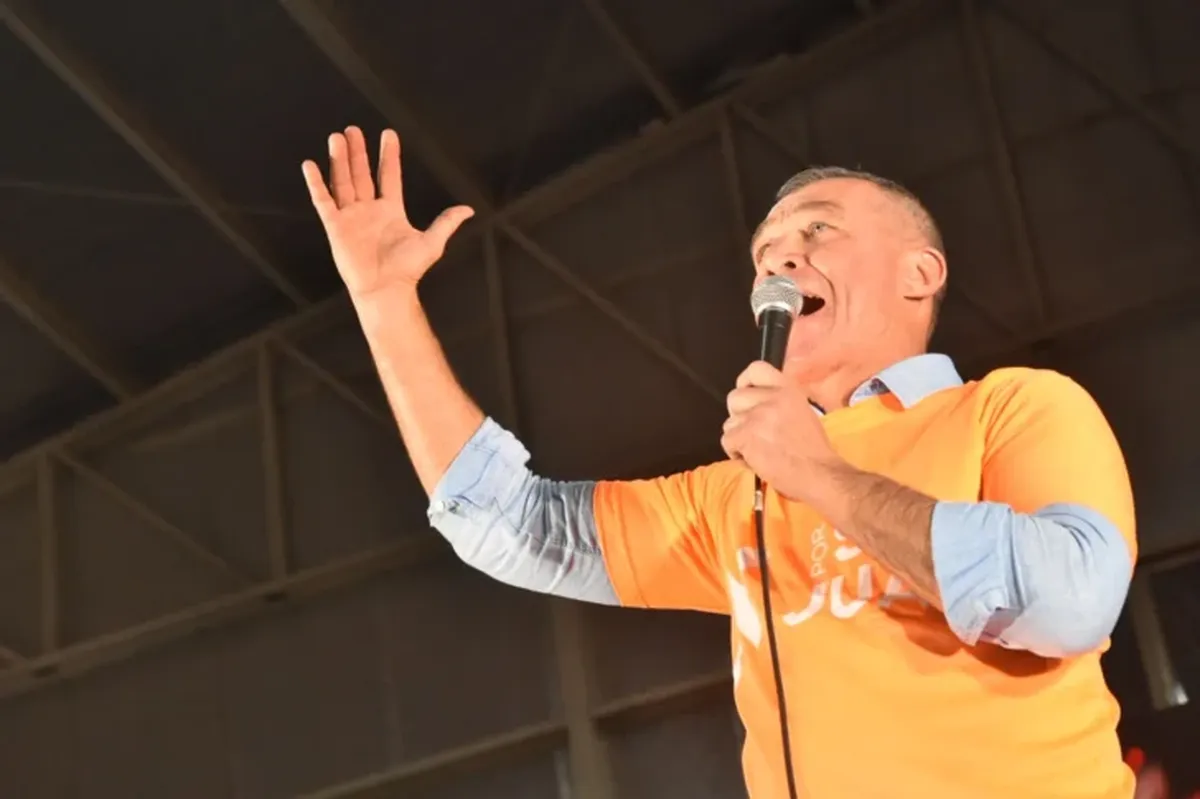 Según los primeros boca de urna, el orreguismo se impone por sobre el peronismo con una abultada diferencia