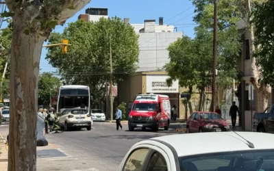 Fuerte choque entre un auto y un colectivo de la Red Tulum en una transitada esquina céntrica