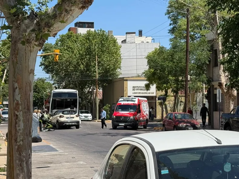 Fuerte choque entre un auto y un colectivo de la Red Tulum en una transitada esquina céntrica