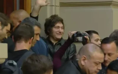 Sin dar declaraciones a la prensa, votó Javier Milei