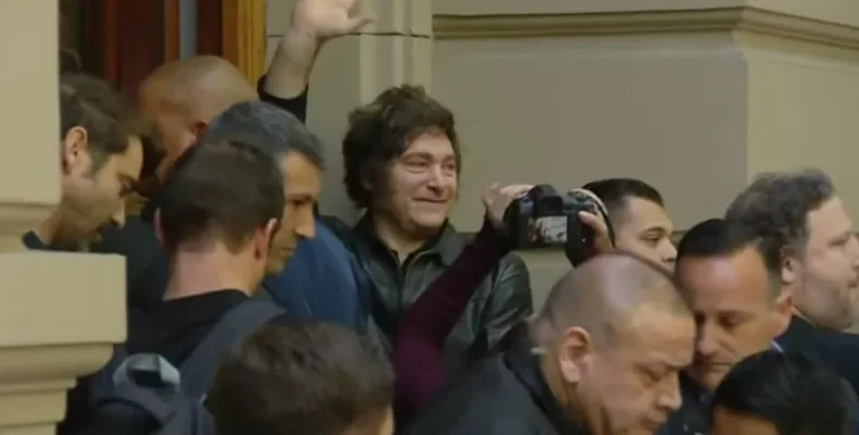 Sin dar declaraciones a la prensa, votó Javier Milei
