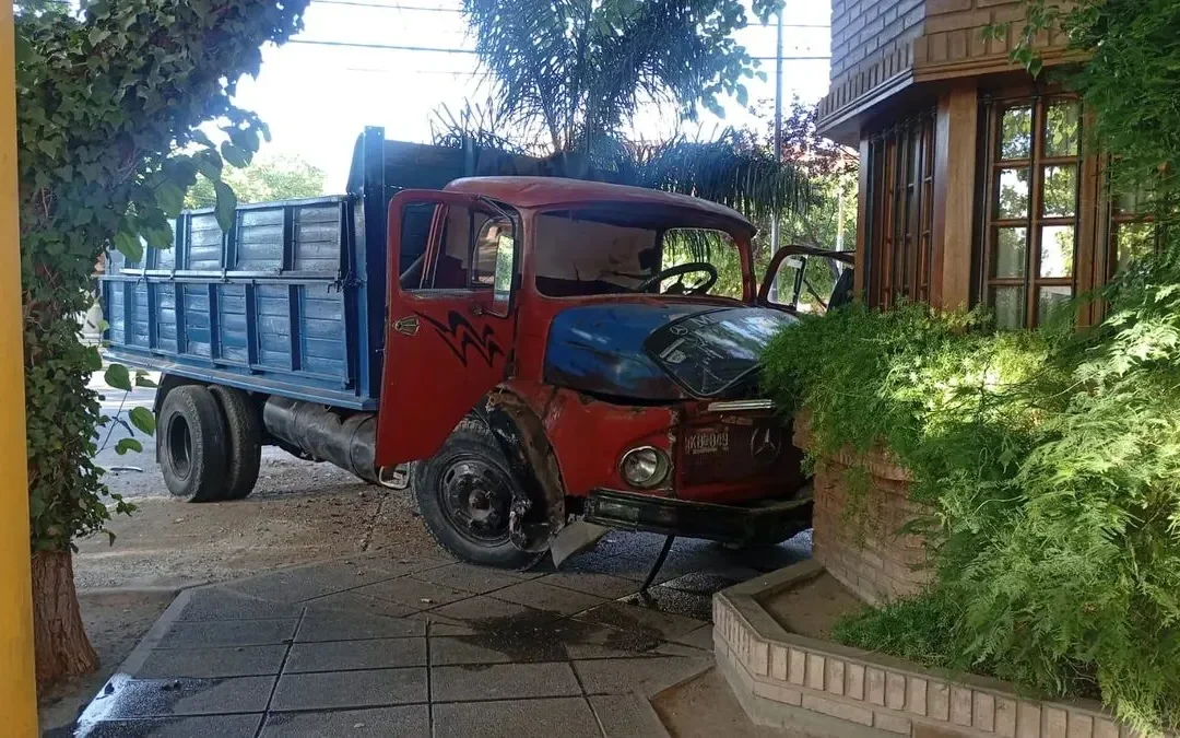 Un camión circulaba en contramano y terminó incrustado en una vivienda