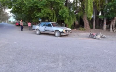Choque en Ruta 319: un motociclista sufrió un golpe en la cabeza tras chocar con un auto