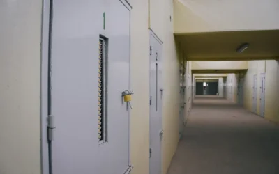 Un interno provocó un incendio en su celda y terminó hospitalizado