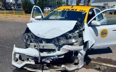 Un remisero fue hospitalizado tras chocar con una camioneta en una rotonda de Santa Lucía