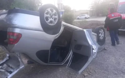 Un auto volcó en calle 7, cerca de Ruta 40, y generó preocupación entre los automovilistas