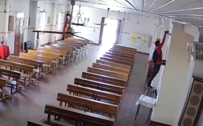 Indignación en Albardón: robaron focos del interior de la parroquia Santa Bárbara