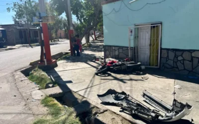 Un remis y una moto chocaron en Chimbas: el motociclista sufrió un corte en la frente
