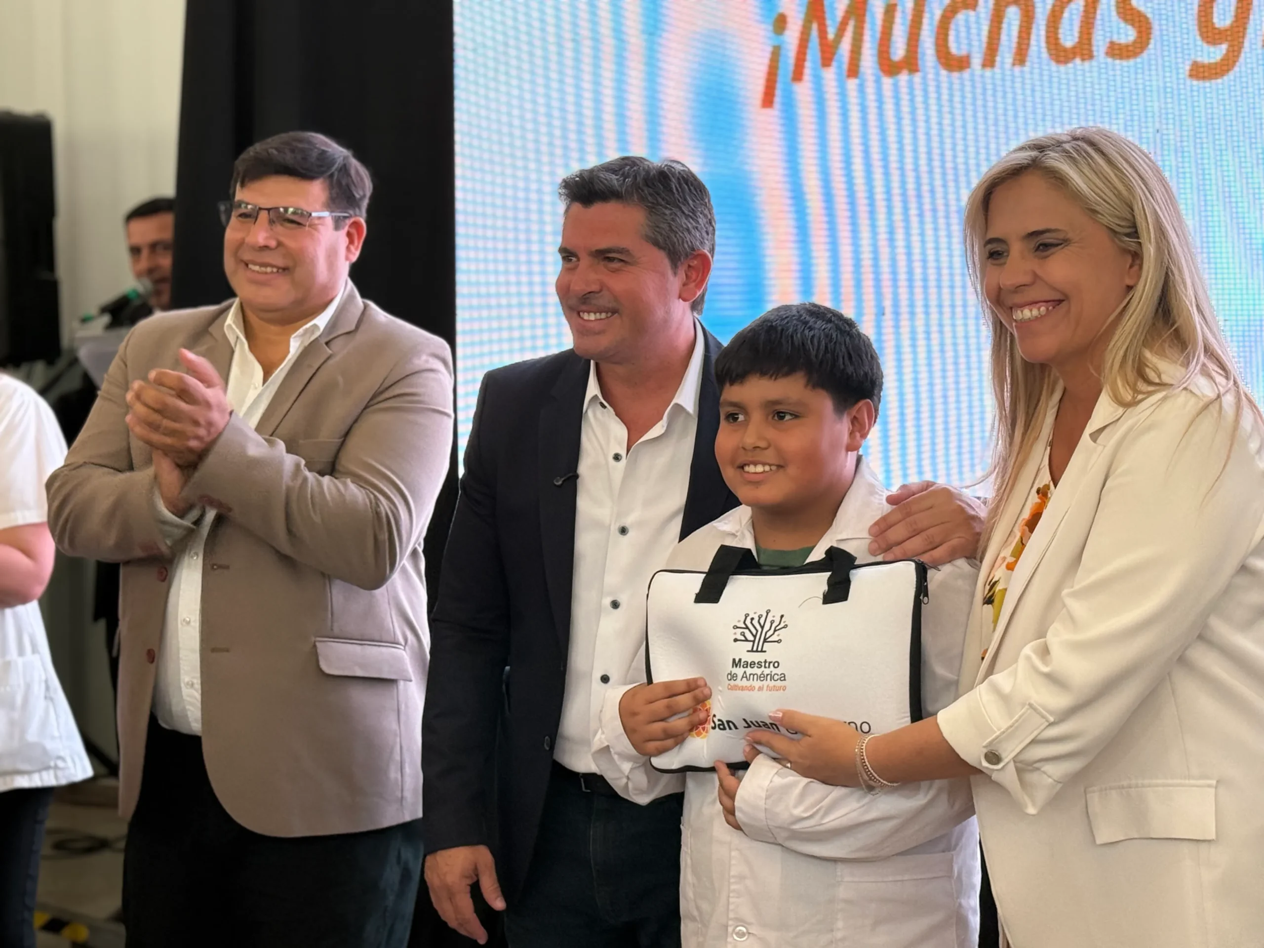 El Gobierno completó la entrega de 30.000 computadoras educativas del programa “Maestro de América”