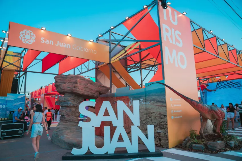 Seguí en vivo la transmisión oficial de la tercera noche de la FNS 2025, con la presentación de Emanero, La Sole y Nicki Nicole