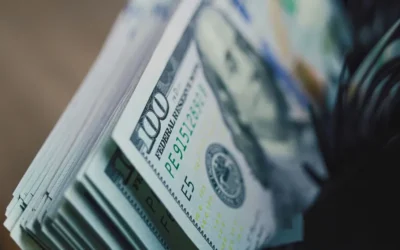 El dólar bajó por quinta rueda consecutiva y tocó su valor mínimo en un mes