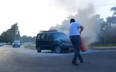 Una camioneta se incendió en el lateral de la Circunvalación