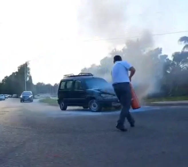Una camioneta se incendió en el lateral de la Circunvalación
