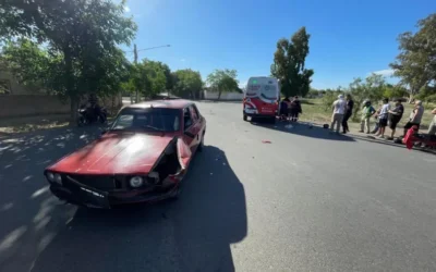 Fuerte choque en Caucete: una adolescente quedó con heridas de consideración tras impactar en su moto contra un auto