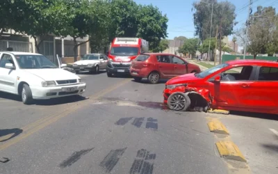Un choque entre dos autos en Capital dejó a un conductor hospitalizado