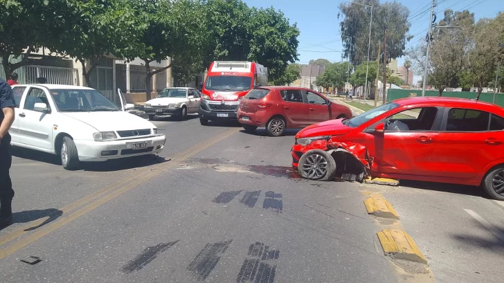 Un choque entre dos autos en Capital dejó a un conductor hospitalizado