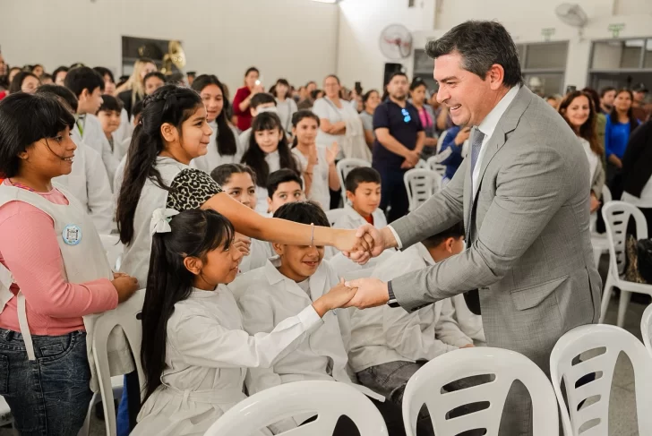 Orrego encabezó la entrega de más de 2.300 netbooks a alumnos de Rivadavia