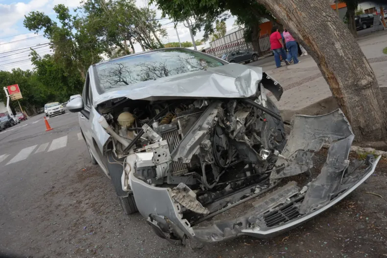 Fuerte choque en el Centro: tres autos involucrados en San Luis y España