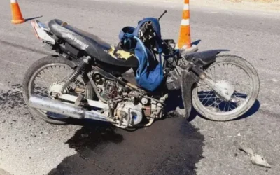 Un motociclista lucha por su vida tras chocar contra un tractor