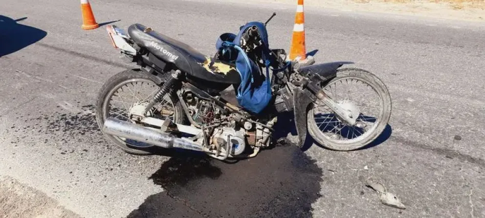 Un motociclista lucha por su vida tras chocar contra un tractor