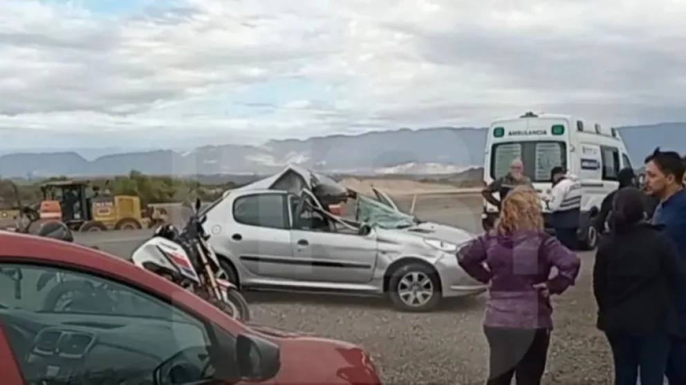 Un camión arrastró a un auto en la Ruta 40 y el conductor salió ileso