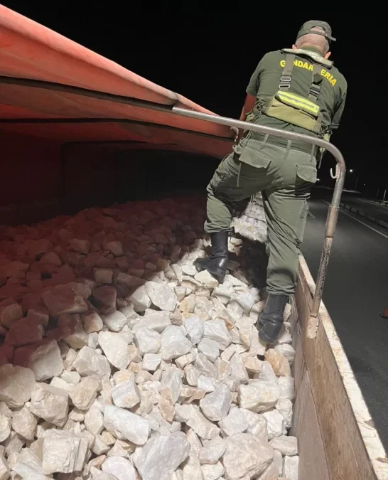 Gendarmería detectó irregularidades en un camión que transportaba 30 toneladas de cuarzo en la Ruta 141