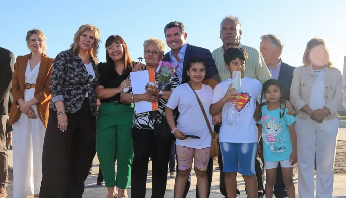 Orrego encabezó la entrega de 62 viviendas del barrio Tres Marías en Chimbas