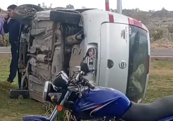 Dos menores robaron un auto y volcaron tras una persecución en Chimbas