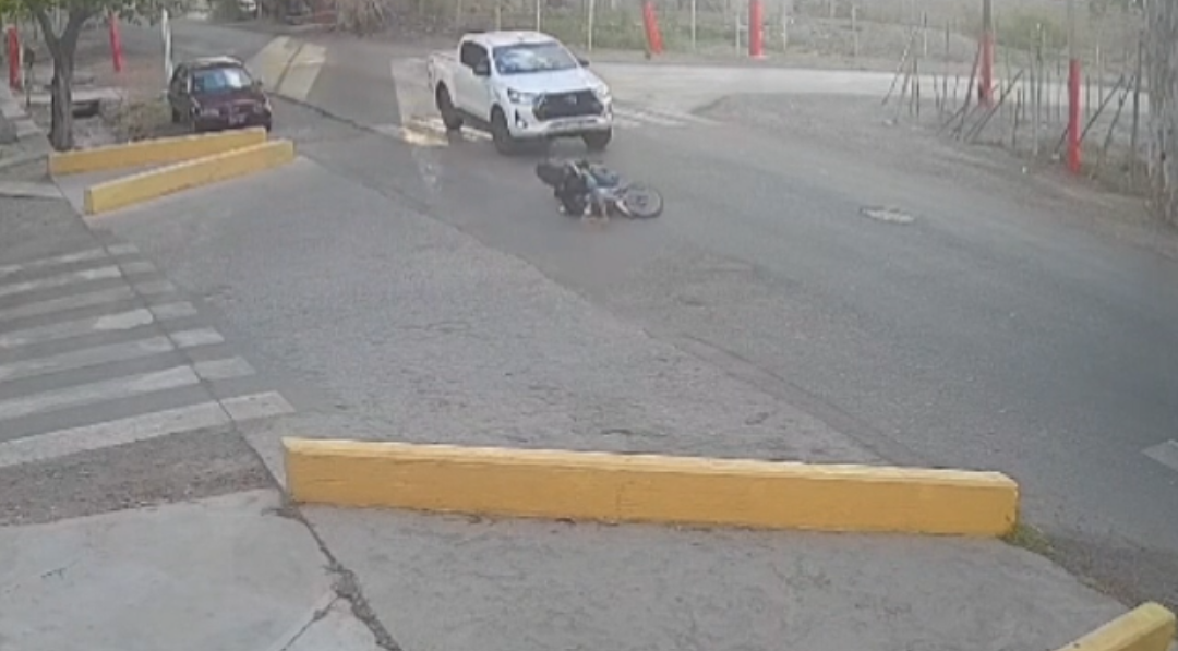 Un motociclista sufrió heridas gravísimas tras chocar con una camioneta que se dio a la fuga