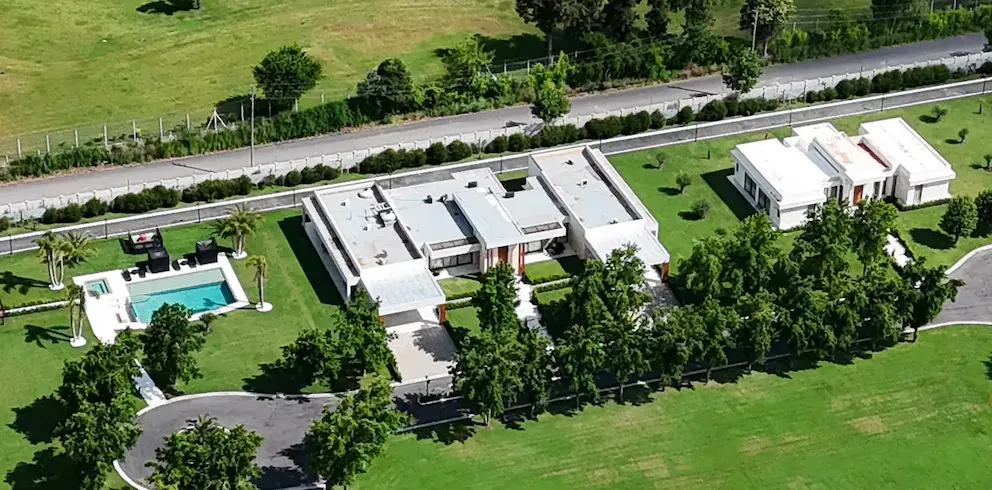 Secuestraron 54 vehículos de lujo en la mansión adjudicada a presuntos testaferros del Chiqui Tapia