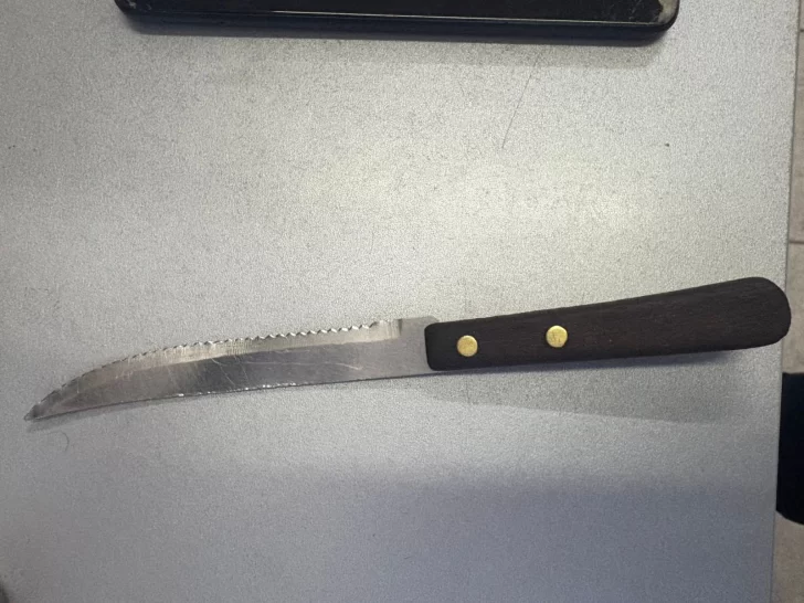 Le robó en celular a un obrero en Rawson y fue detenido: lo encontraron con un cuchillo