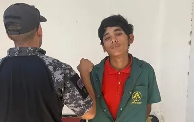 Sorprendieron a un joven cuando intentaba robar medicamentos de una camioneta en pleno centro