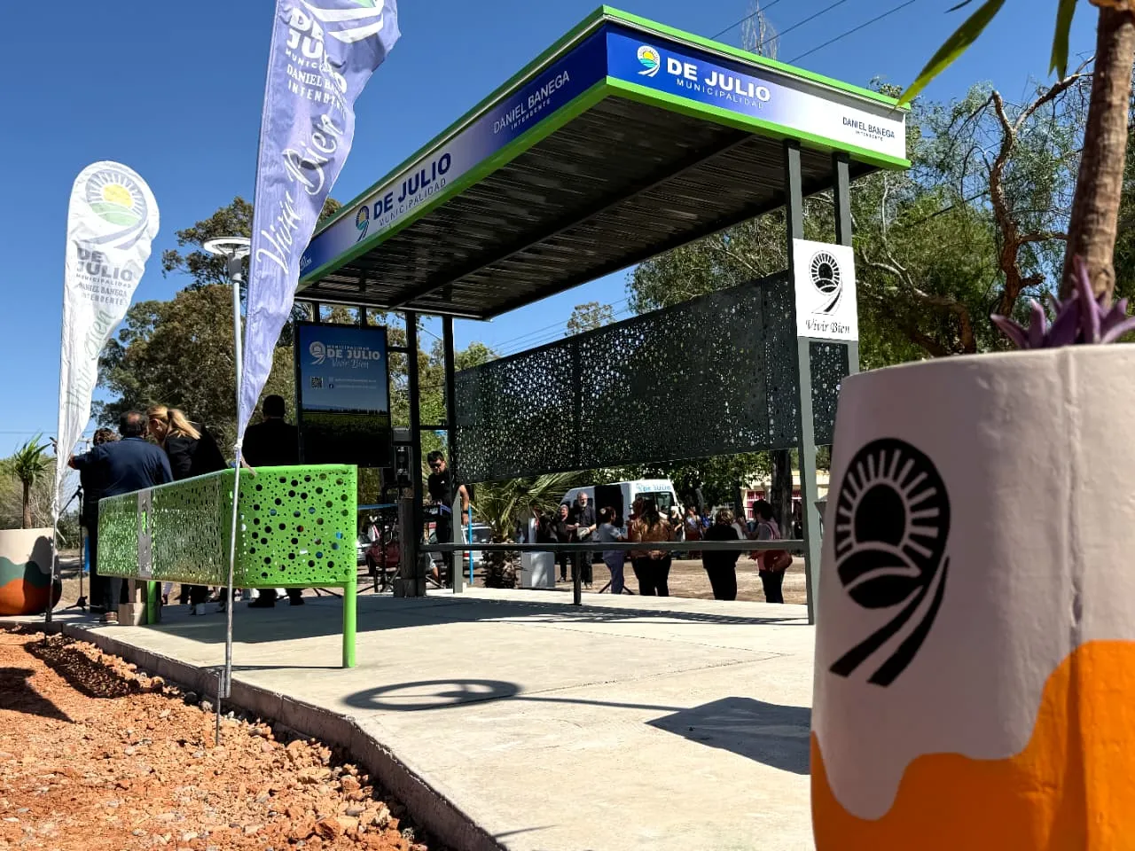 Más seguridad para la comunidad educativa: 9 de Julio inauguró dársenas y paradas de colectivo frente a un colegio que está sobre la Ruta N°20