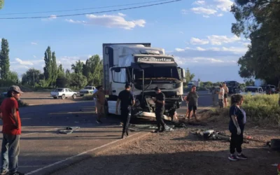 Fuerte choque frontal entre un camión y una camioneta en la Ruta 40: un hombre fue rescatado del interior de su vehículo