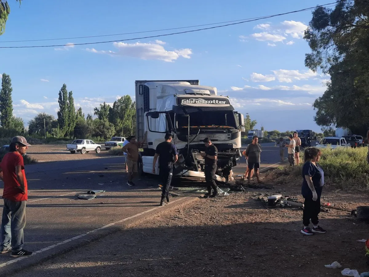 Fuerte choque frontal entre un camión y una camioneta en la Ruta 40: un hombre fue rescatado del interior de su vehículo