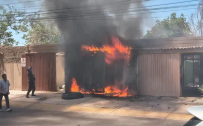 Un incendio en un depósito causó revuelo en un barrio de Capital