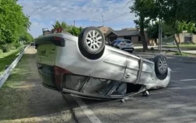 Un auto volcó en Santa Lucía y el conductor salió casi ileso