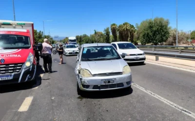 Choque en Circunvalación: una policía en moto fue embestida desde atrás por un auto