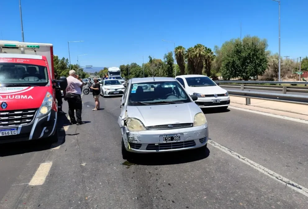Choque en Circunvalación: una policía en moto fue embestida desde atrás por un auto
