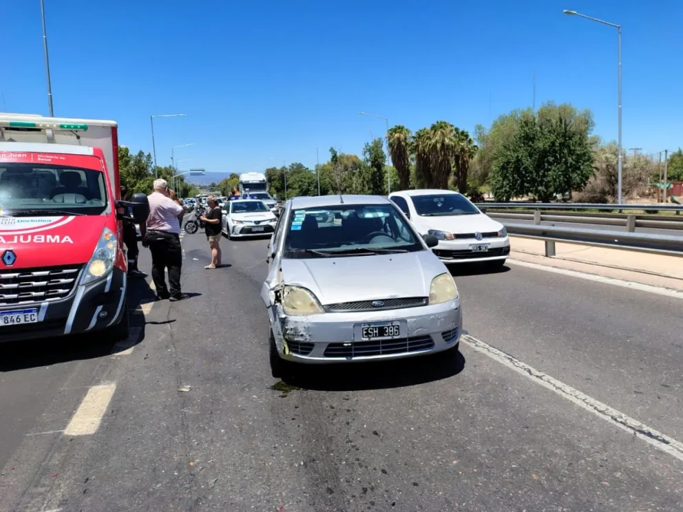 Choque en Circunvalación: una policía en moto fue embestida desde atrás por un auto