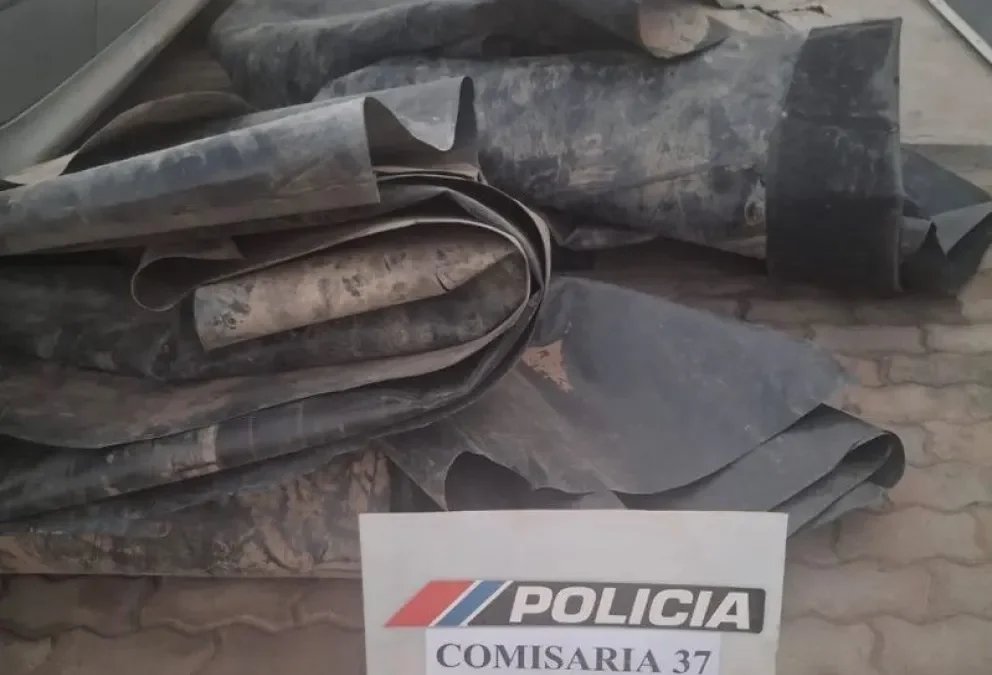 Caucete: robaron membrana en una finca y la desecharon en techos de otras casas