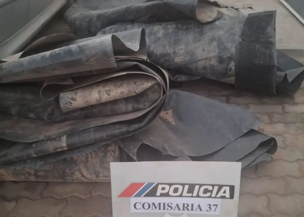 Caucete: robaron membrana en una finca y la desecharon en techos de otras casas