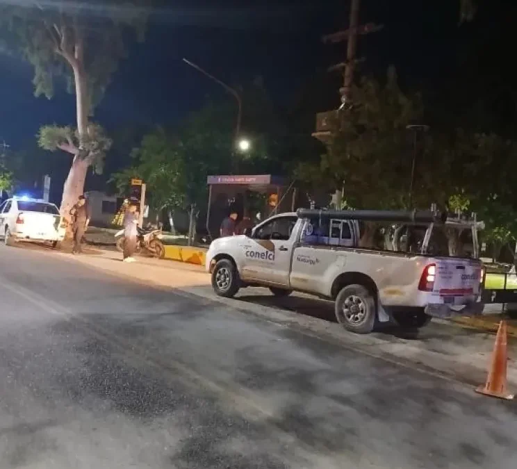 Un adolescente recibió una descarga eléctrica al intentar recuperar su pelota en una parada de colectivos