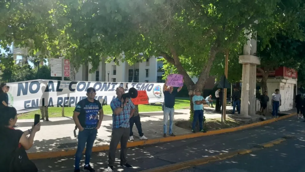 Choferes de taxis y remises protestaron en la Legislatura por la nueva Ley de Transporte