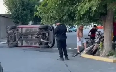 Rawson: perdió el control de su vehículo y terminó volcando en una esquina