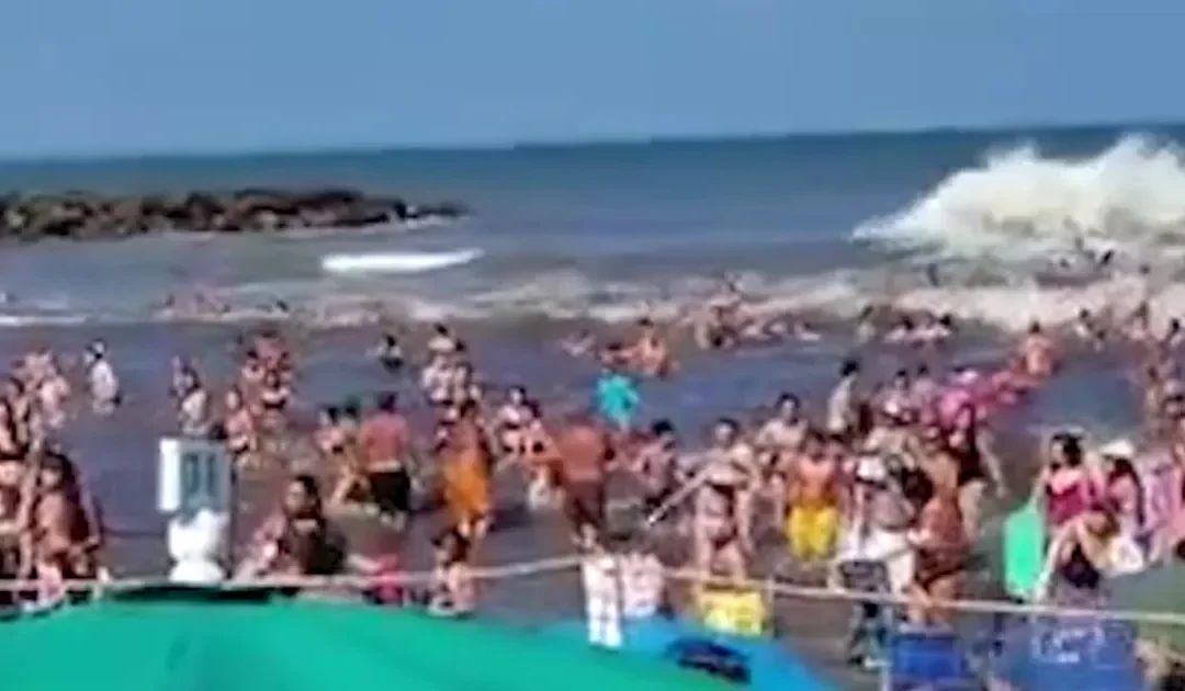 Una ola gigante provocó un muerto y 35 heridos en Mar del Plata y Santa Clara del Mar
